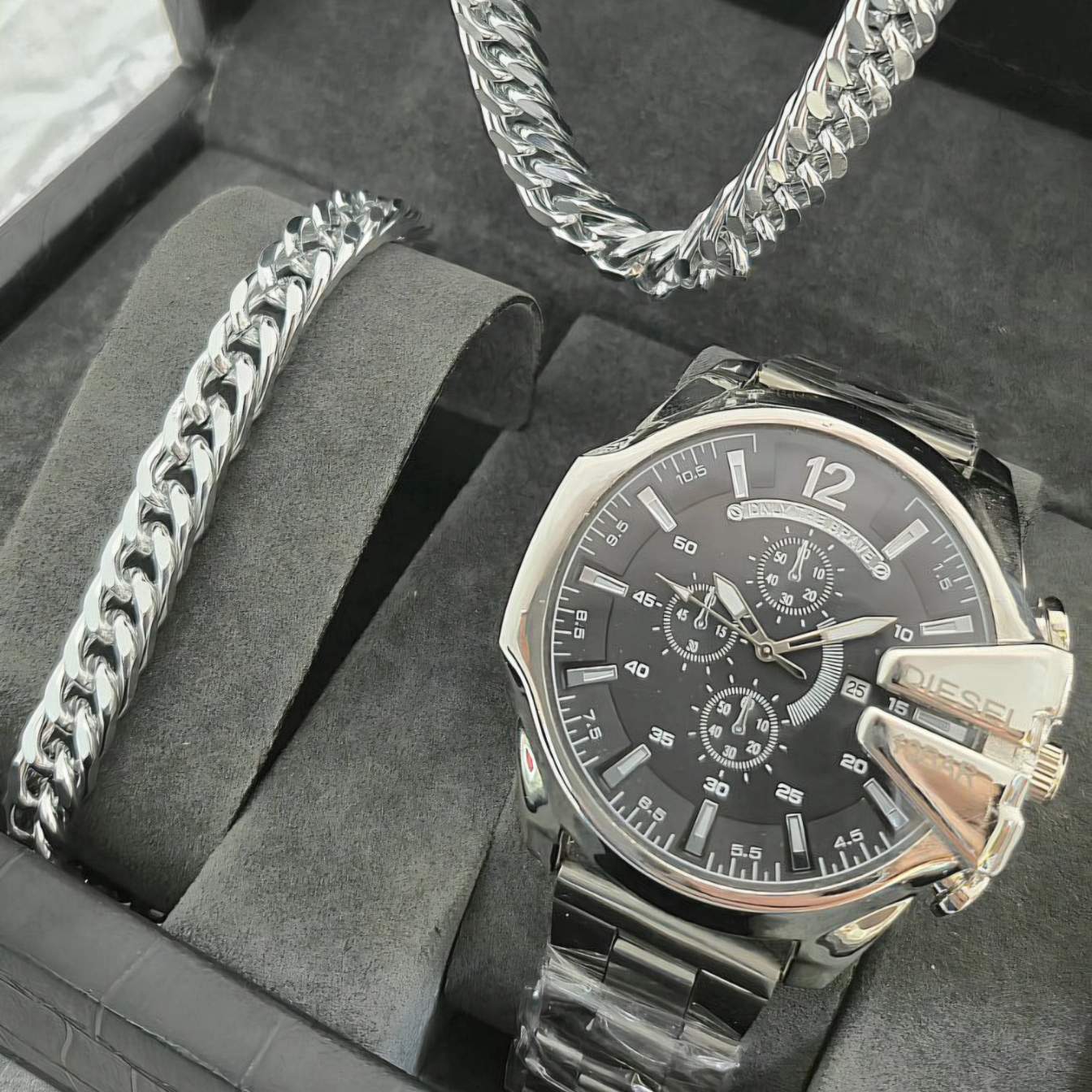 diesel-cartier-silver ست مردانه ساعت دیزل DIESEL تاریخ دار با دستبند وگردنبند کارتیر نقره ای - Image 1